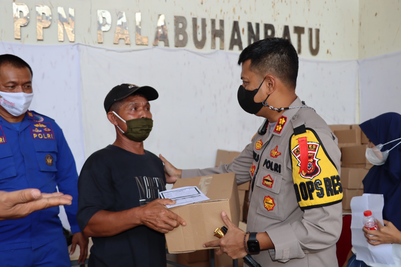 Gerai Vaksinasi di Dermaga TPI Palabuhanratu, Kapolres Sukabumi Bagikan Sembako Kepada Nelayan