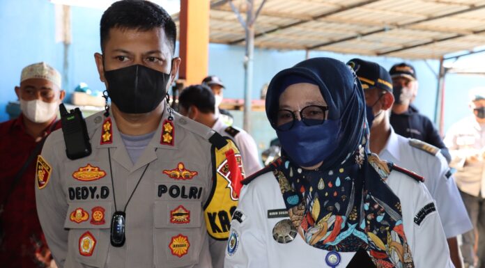 Gerai Vaksinasi di Dermaga TPI Palabuhanratu, Kapolres Sukabumi Bagikan Sembako Kepada Nelayan vaksin covid-19