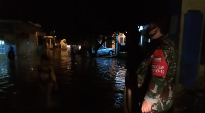 Koramil 0622-02 Bantu Warga Terdampak Banjir di Sekitaran Pelabuhanratu banjir