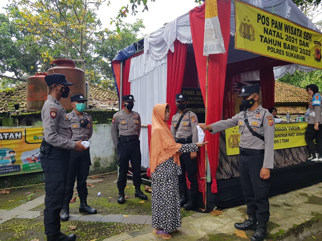 Polres Sukabumi Sweeping Vaksin, Hasilnya 388 Orang Wisatawan Disuntik di Lokasi Wisata