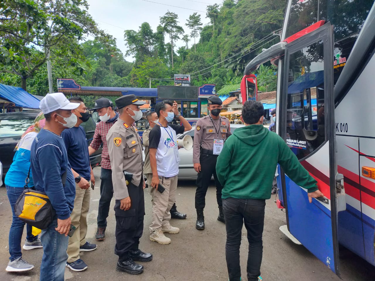 Tim Patroli Aplikasi Pedulilindungi Polres Sukabumi Sisir Tempat Wisata di Cisolok