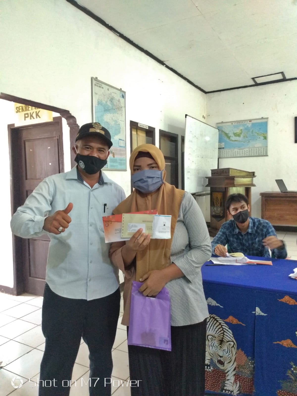 Warga Desa Cikakak Sangat Antusias Saat Pembagian Kartu Keluarga Sejahtera