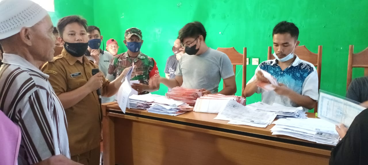 Desa Buniwangi Gelar Kegiatan Vaksinasi dan Bagikan Kartu Keluarga Sejahtera