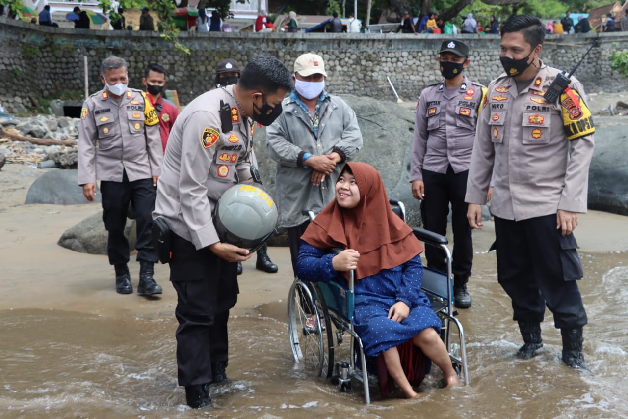 Bertahun-Tahun Tidak Melihat Pantai, Kapolres Sukabumi Wujudkan Impian Salah Satu Warga Disabilitas Lihat Pantai Langsung