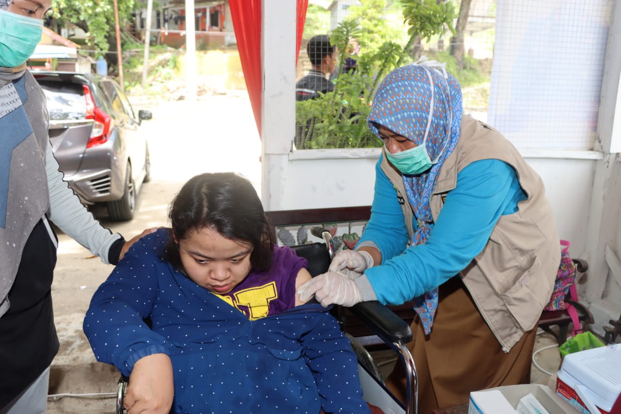 Senyum Bahagia Hasni Seorang Remaja Penyandang Difabilitas Berjumpa Kembali Dengan Kapolres Sukabumi di Pantai
