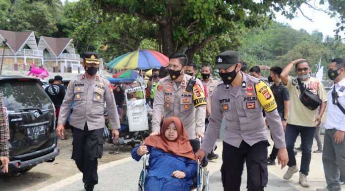 Bertahun-Tahun Tidak Melihat Pantai, Kapolres Sukabumi Wujudkan Impian Salah Satu Warga Disabilitas Lihat Pantai Langsung
