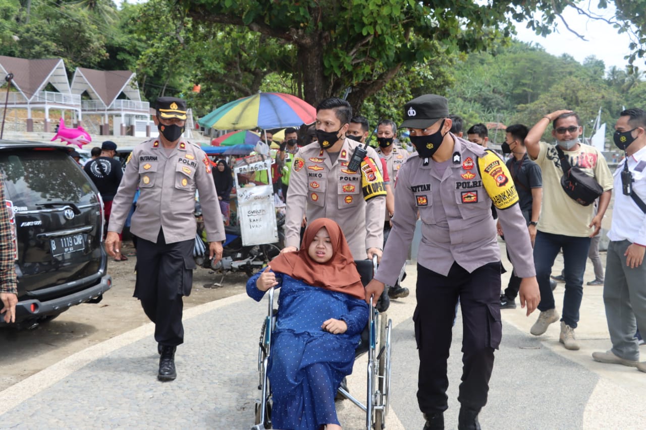 Senyum Bahagia Hasni Seorang Remaja Penyandang Difabilitas Berjumpa Kembali Dengan Kapolres Sukabumi di Pantai