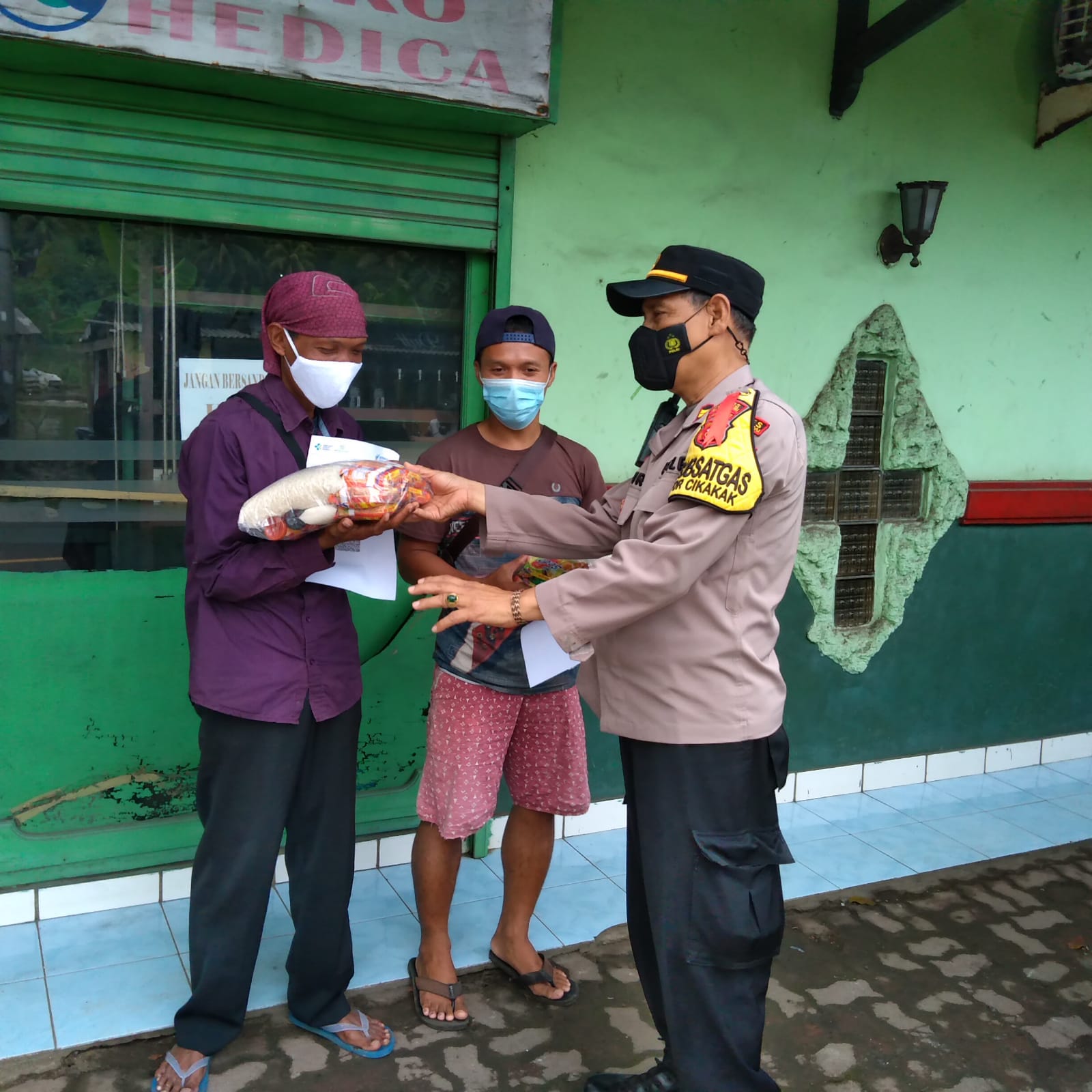 Melalui Kapolsek Cikakak, Kapolres Sukabumi Berikan Bingkisan Sembako Kepada warga masyarakat dan wisatawan yang Divaksin
