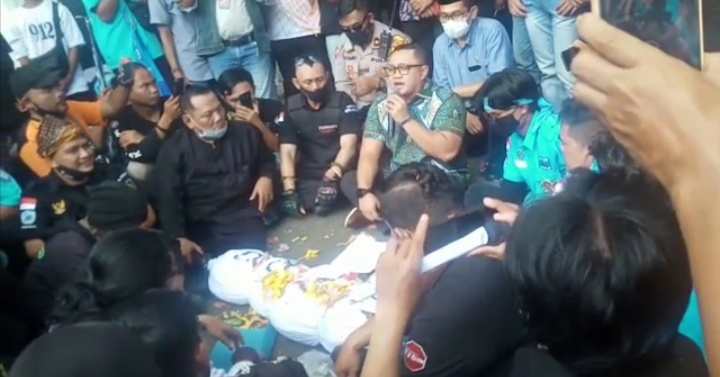 Aksi Damai HARKODIA, Ketua DPRD Kabupaten Sukabumi Disuguhkan Pocong Oleh Peserta Aksi
