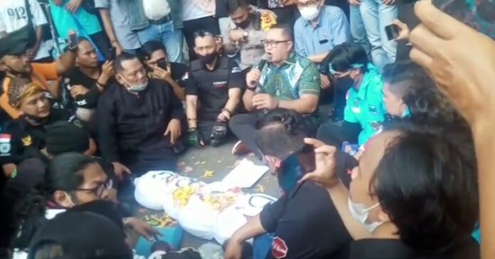Aksi Damai HARKODIA, Ketua DPRD Kabupaten Sukabumi Disuguhkan Pocong Oleh Peserta Aksi aksi damai