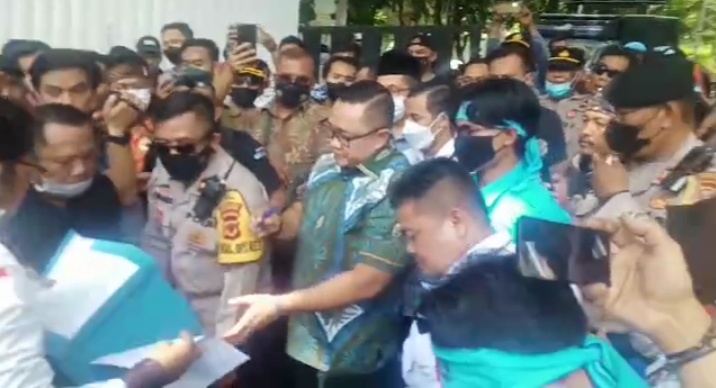Aksi Damai HARKODIA, Ketua DPRD Kabupaten Sukabumi Disuguhkan Pocong Oleh Peserta Aksi
