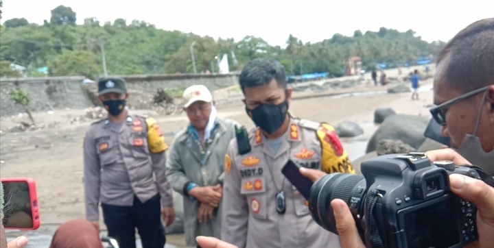 Bertahun-Tahun Tidak Melihat Pantai, Kapolres Sukabumi Wujudkan Impian Salah Satu Warga Disabilitas Lihat Pantai Langsung