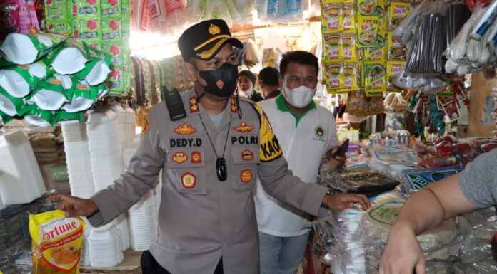 Ketersediaan Minyak Goreng di Pasar Palabuhanratu, Kapolres Sukabumi: Jangan Panic Buying Orang nomor satu di Jajaran Polres Sukabumi Akbp Dedy Darmawansyah