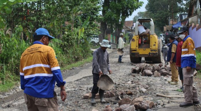 Hari Ini Perbaikan Ruas Jalan Sukalarang-Bencoy Berlangsung Oleh PU Kabupaten Sukabumi dinas pu kabupaten sukabumi