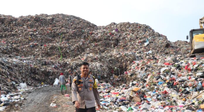 HUT Bhayangkara ke 76, Kapolres Sukabumi Berbagi Kepada Para Pekerja Pengambil Sampah kapolres sukabumi
