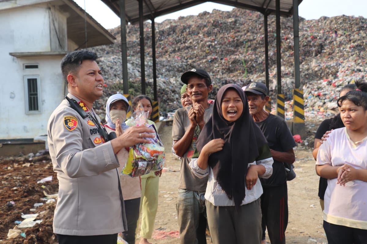 HUT Bhayangkara ke 76, Kapolres Sukabumi Berbagi Kepada Para Pekerja Pengambil Sampah