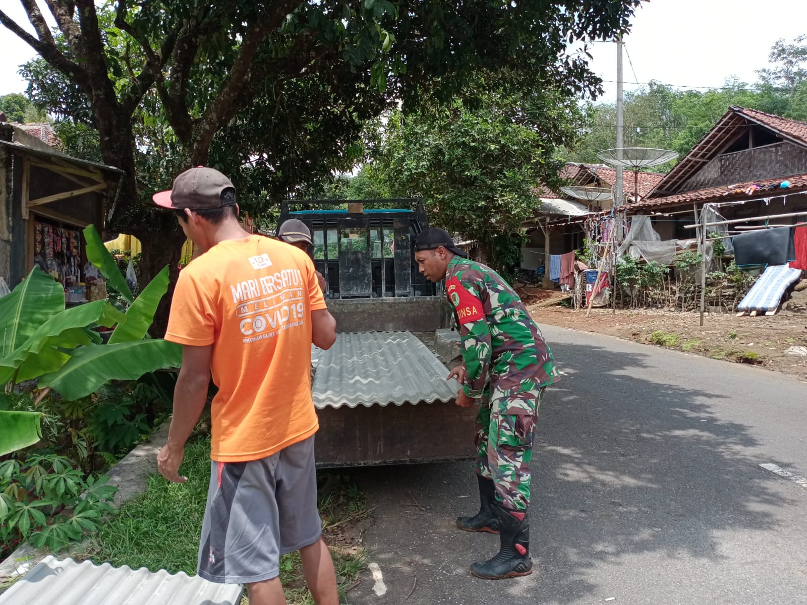Angin Kencang Hantam Cikidang, TNI Bantu Warga yang Rumahnya Rusak