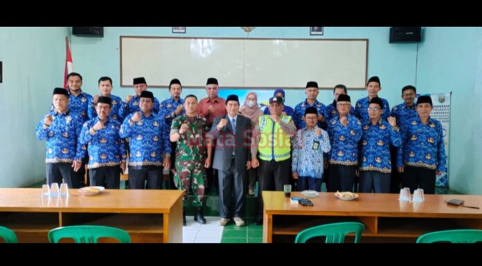 Sertu Rismansyah Hadiri Hari Pahlawan Nasional 2022 Secara Virtual di Aula Kecamatan Parakansalak Koramil Parakasalak
