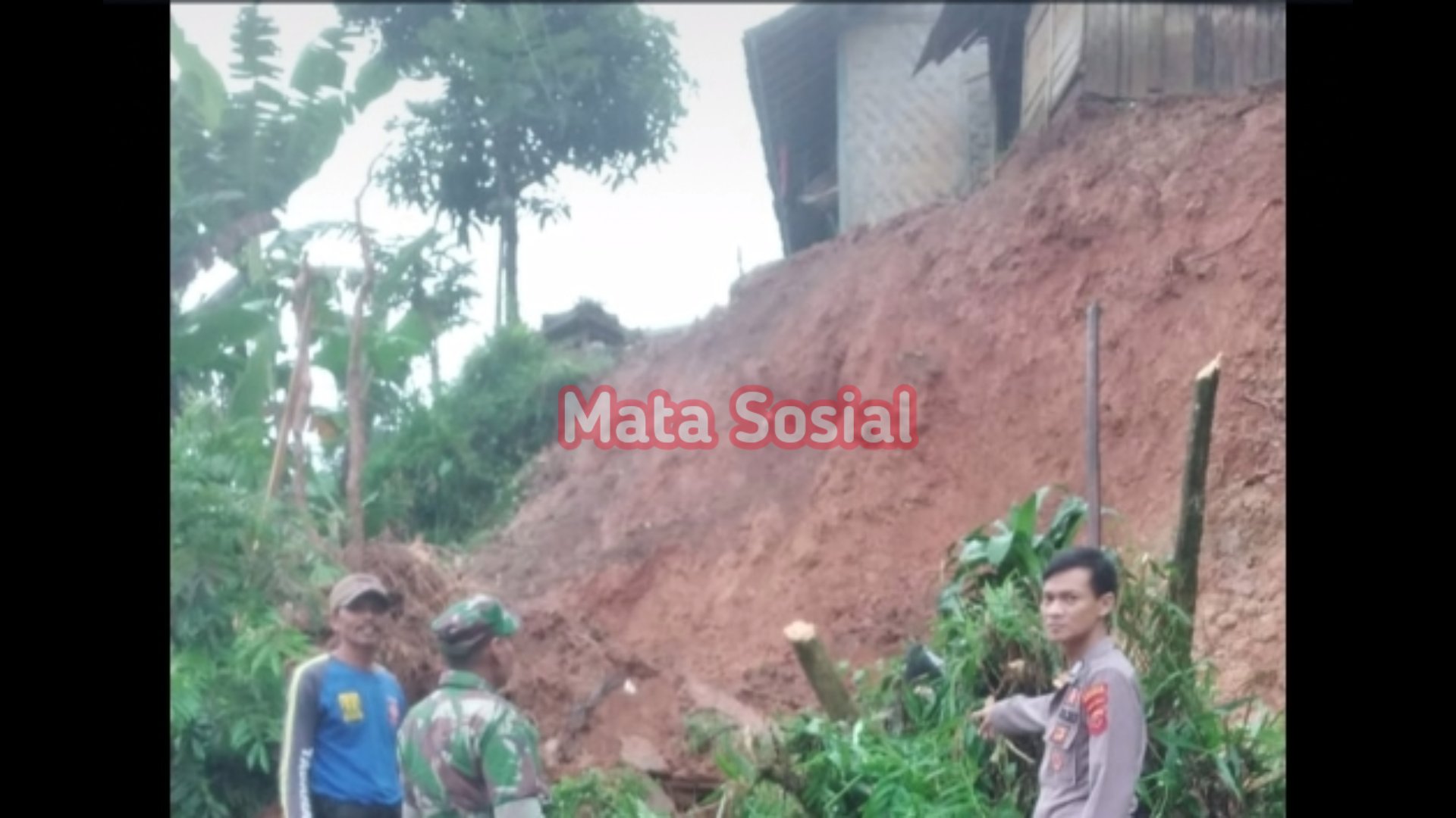 Pelda Arif Babinsa Koramil 0622-01/Cisolok Cek Lokasi Longsor di Desa Cicadas
