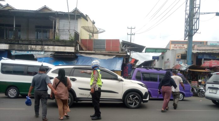 Apida Ruhyat Anggota Satuan Lalu lintas Polres Sukabumi Atur Gatur Lalin dan Bantu Warga Gatur