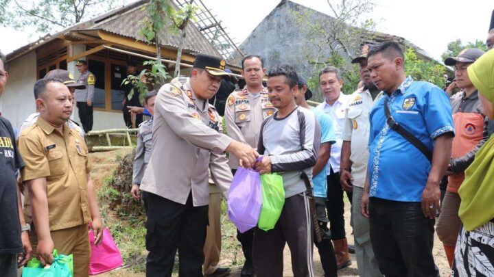 Warga Terdampak Bencana Alam di Kabandungan Sukabumi Dapat Bantuan dari Polisi polres sukabumi