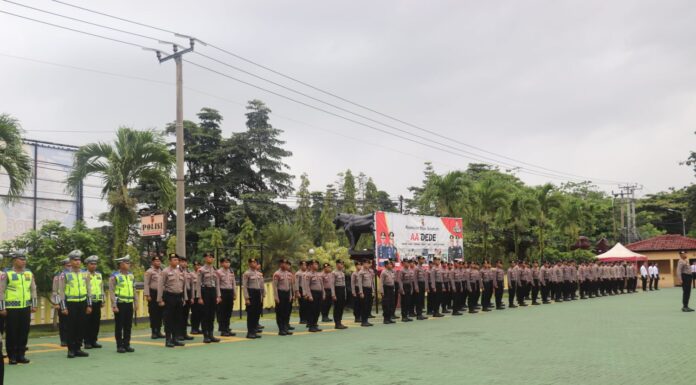 Diguyur Hujan Deras, Upacara di Mako Polres Sukabumi Terus Berjalan, Tiga Perwira Ini Pensiun Diguyur Hujan Deras