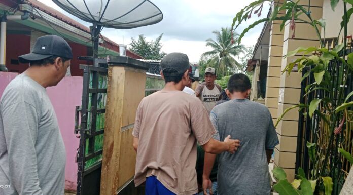 Warga di Sukabumi Bangun Jalan Gang dengan Gotong Royong warga