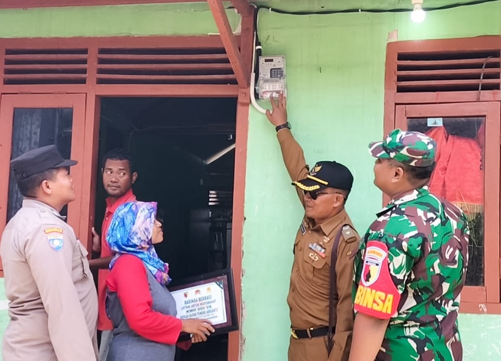 Warga Tak Mampu Bayar Pasang Listrik, Babinsa ini Bantu dengan Kocek Pribadi